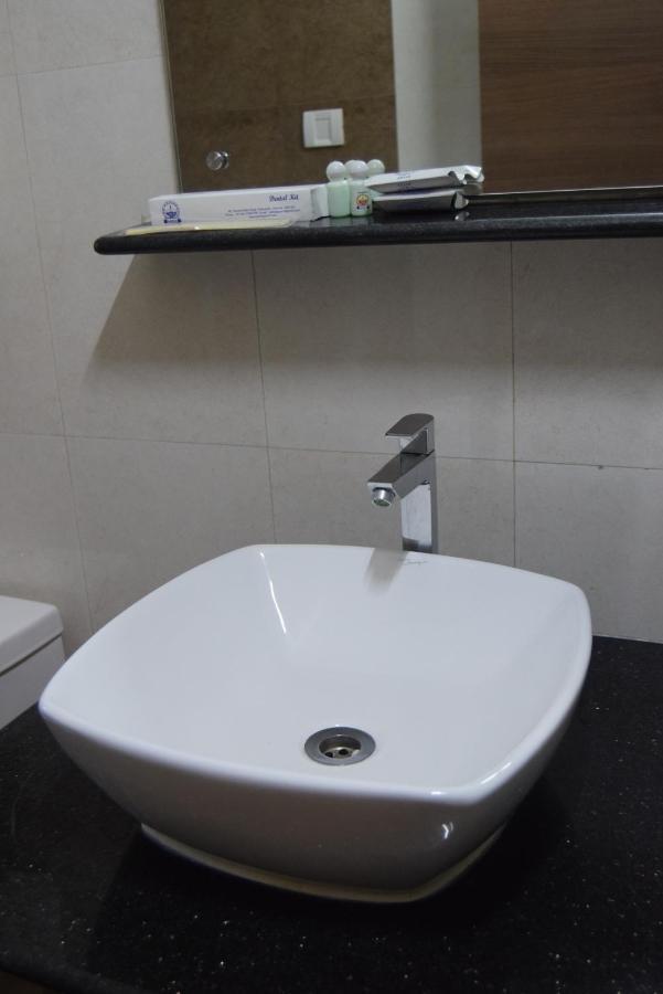 Thiviyam Airport Hotel チェンナイ エクステリア 写真